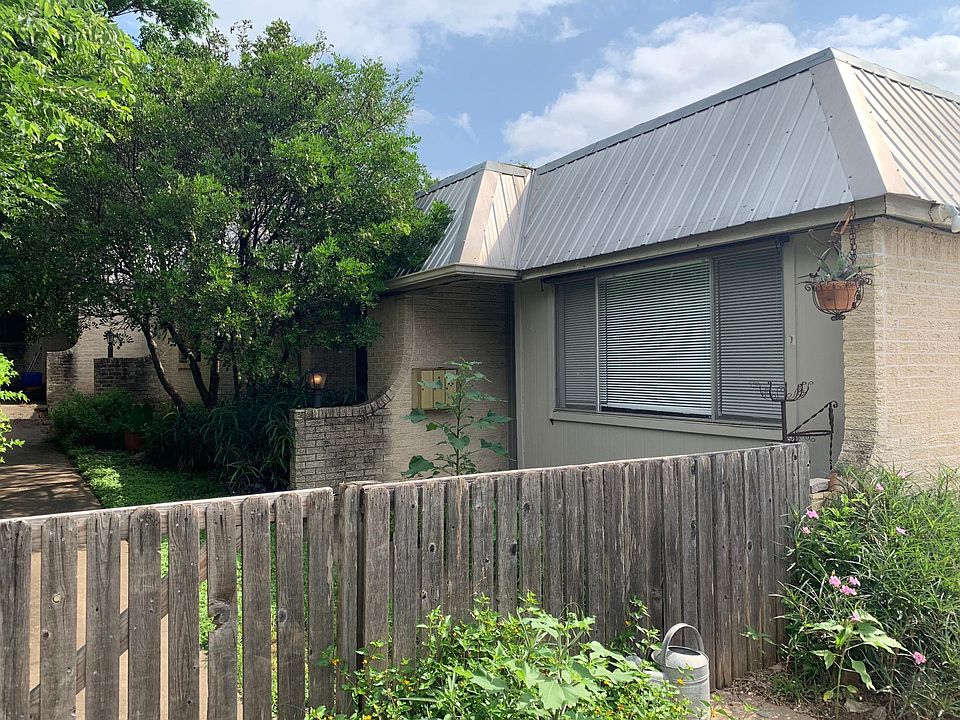 Townhouse style end uint available , front garden