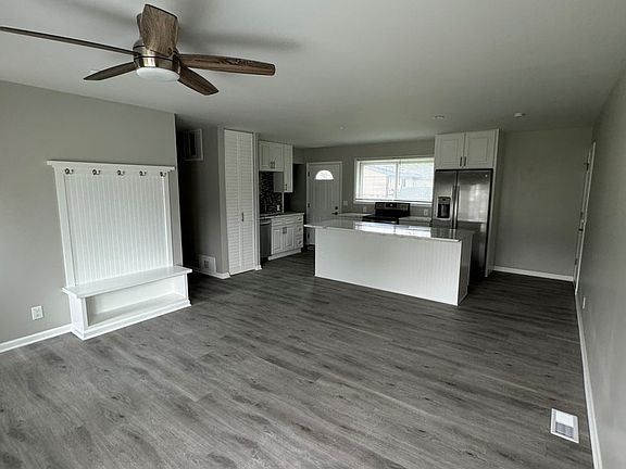 4th image of 106 Circle Dr E