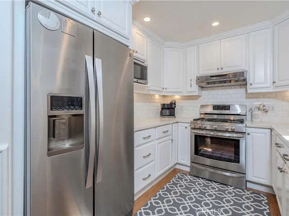 302 Portland Cir, Huntington Beach, CA 92648