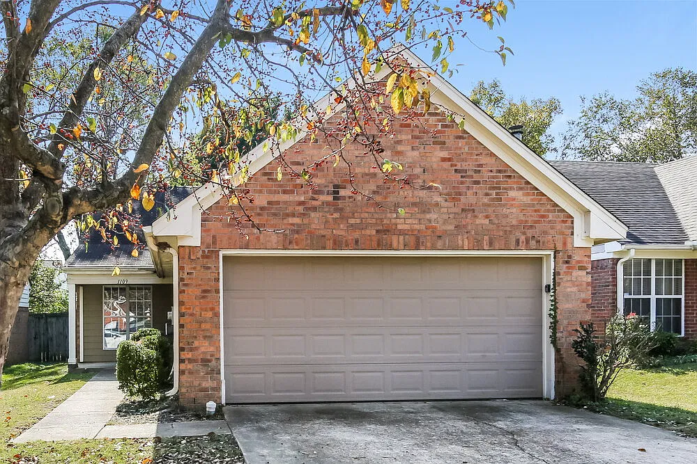 3 bed, 2.0 bath, 1354 sqft, $1,705 — Photo 1
