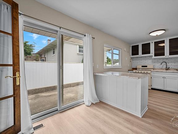 5th image of 746 Armitage Ave