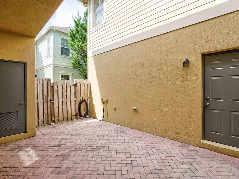 158 W Thatch Palm Cir — Photo 17