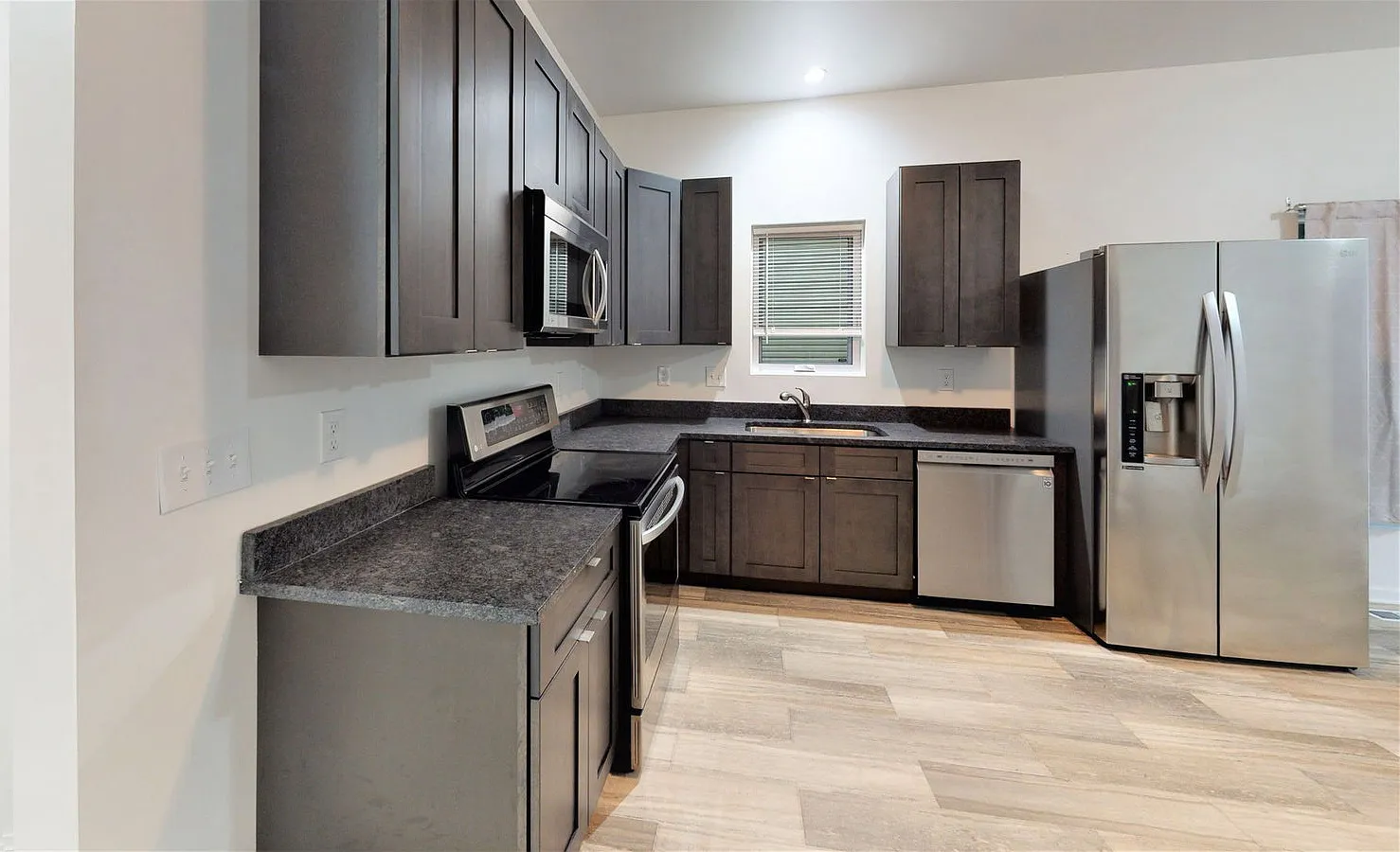 5 bed, 2.0 bath, $3,185 — Photo 4