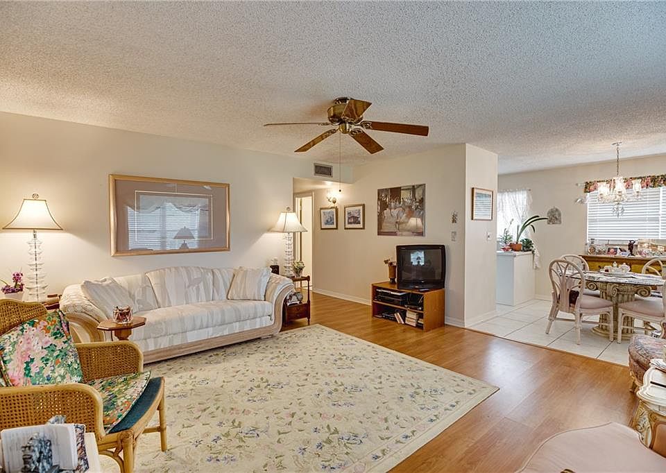 1st image of 4 Vista Palm Ln