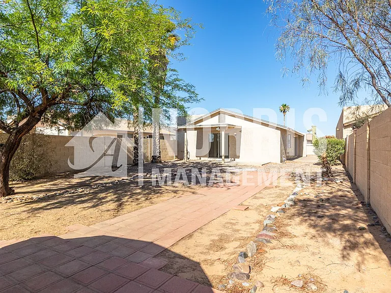 2542 N La Escondida Cir — Photo 30