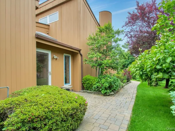 84 Kristin Lane, Hauppauge, NY 11788