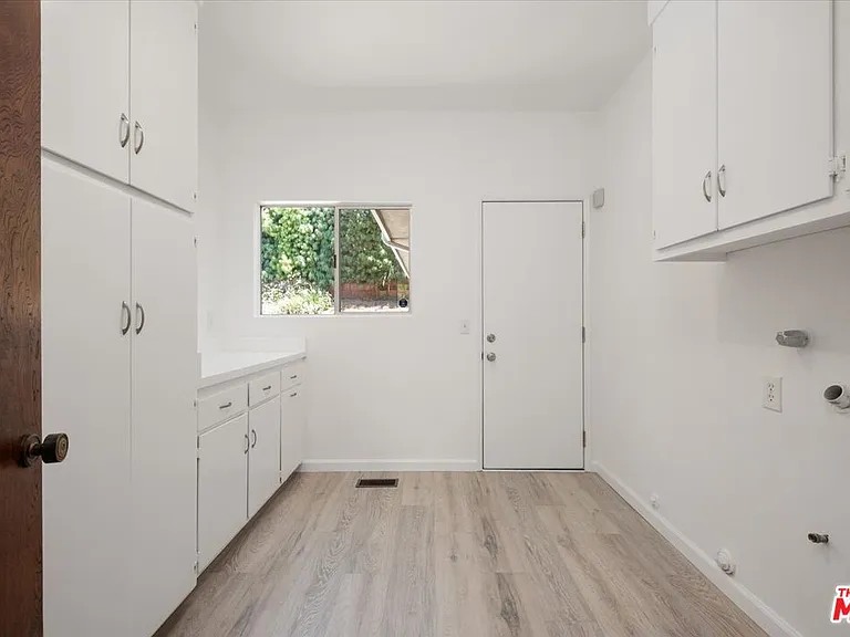 1528 Rising Glen Rd — Photo 7