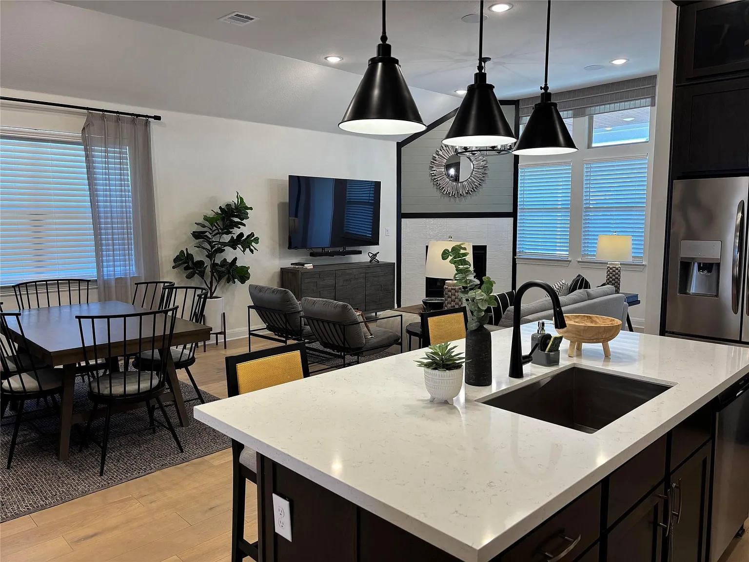 4 bed, 3.0 bath, 2200 sqft, $3,000 — Photo 4