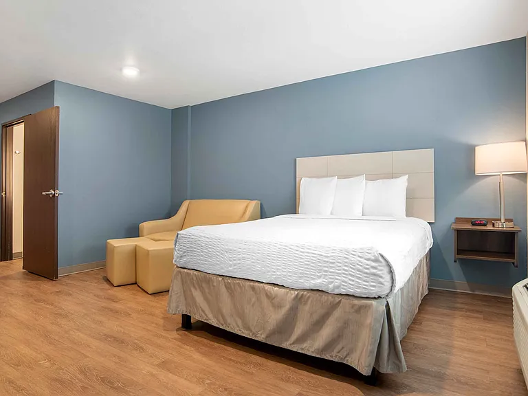 Deluxe Studio - 1 Queen Bed