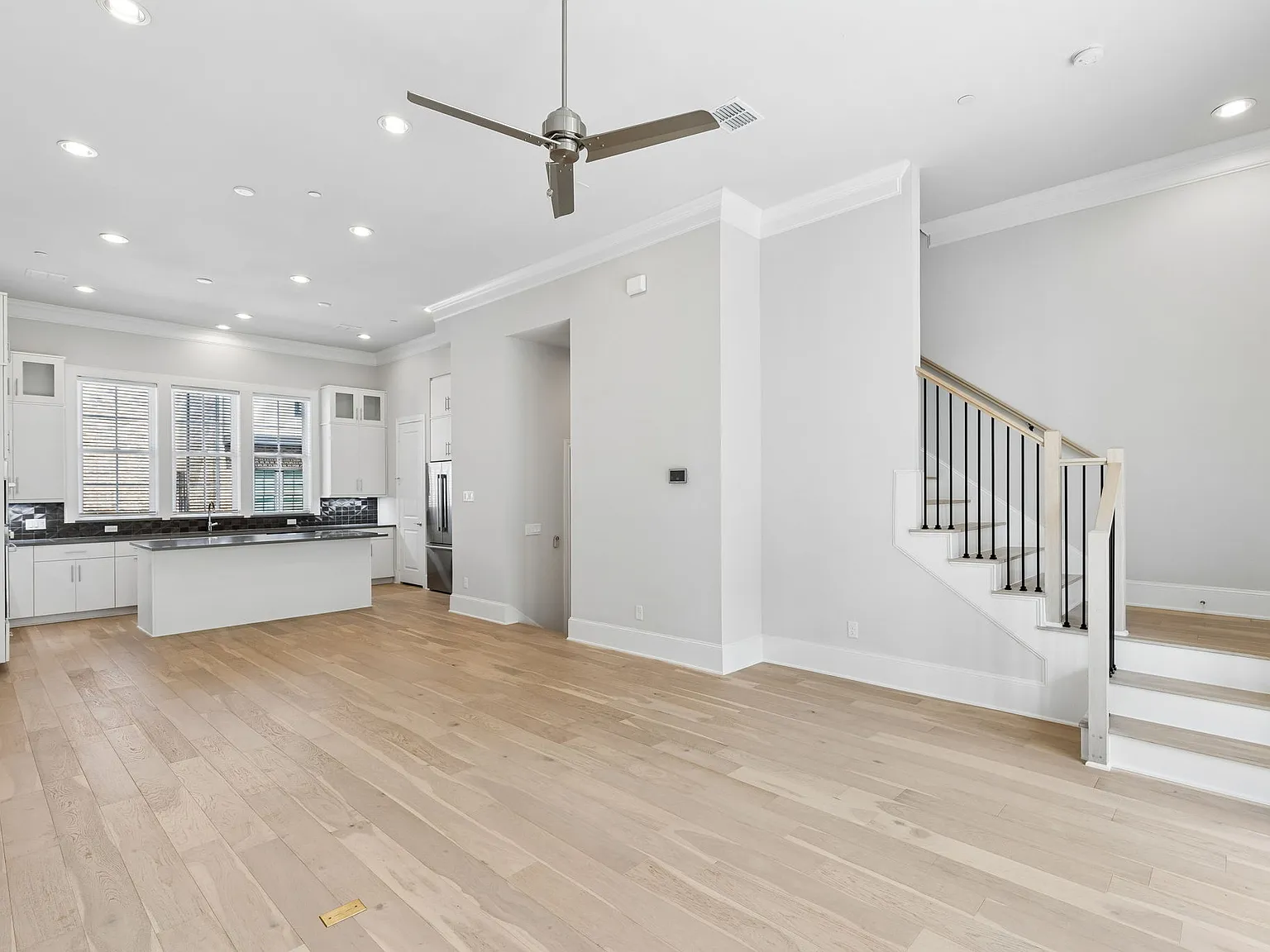 3 bed, 3.5 bath, 1938 sqft, $4,000 — Photo 2