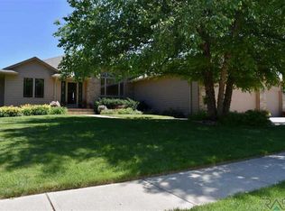 2404 S Grinnell Ave, Sioux Falls, SD 57106