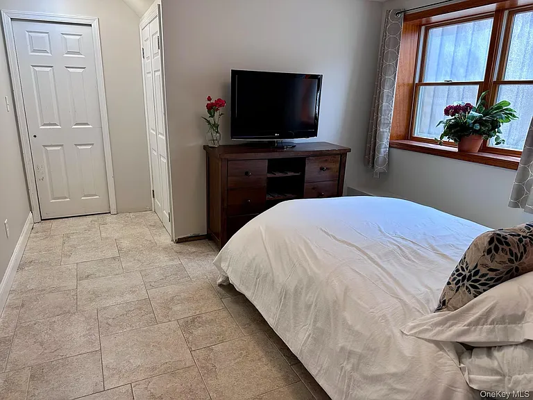 322 E Beech St — Photo 22