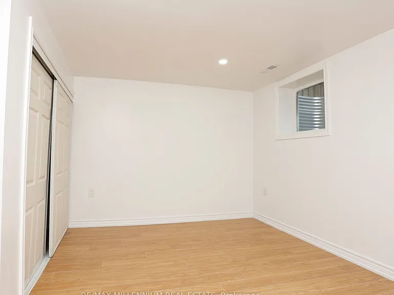 6482 Chaumont Cres #LOWER — Photo 8