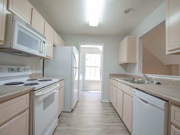 Kitchen & Pantry/Laundry