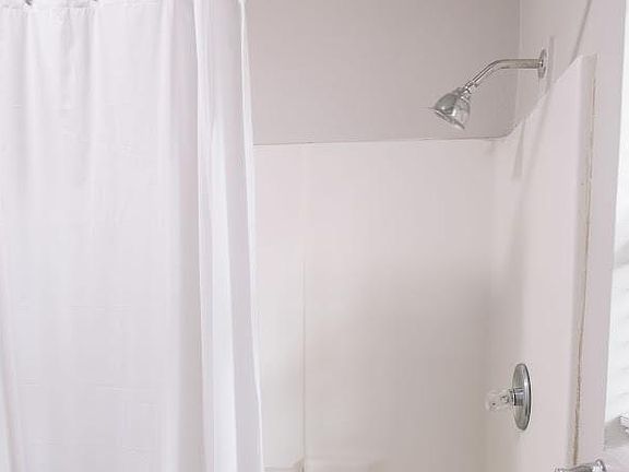 2nd image of 906 NW 14th St #1