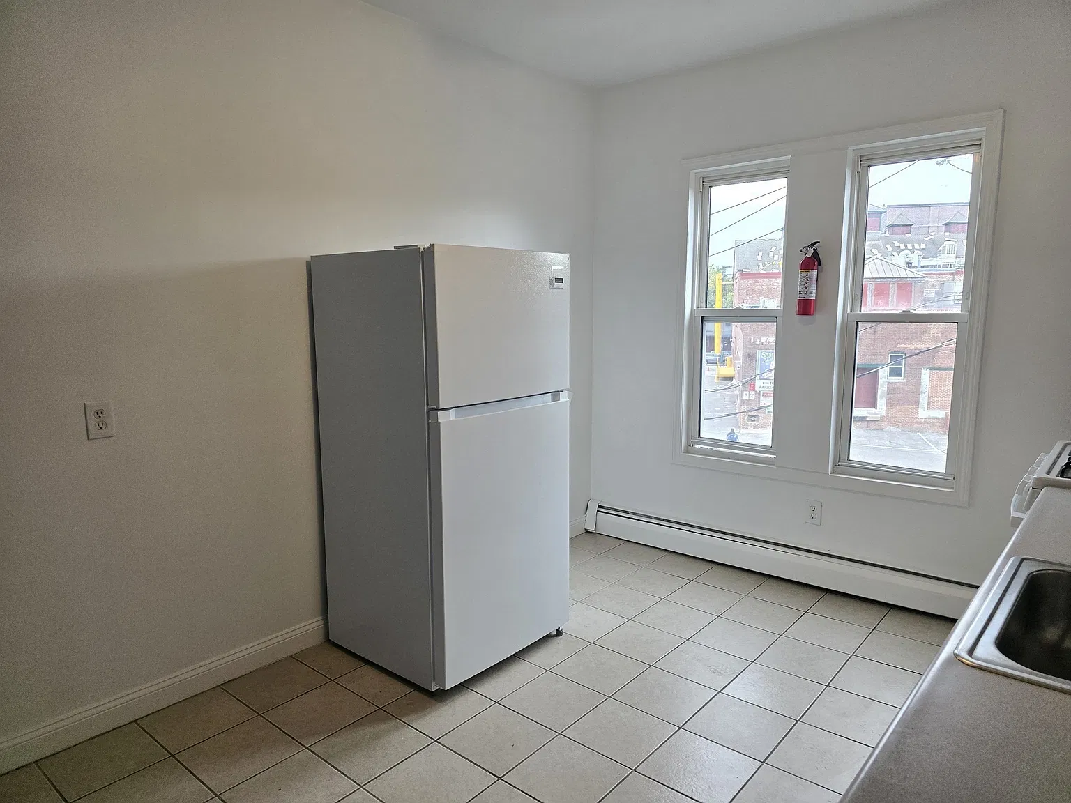 3 bed, 1.0 bath, 1400 sqft, $2,900 — Photo 3