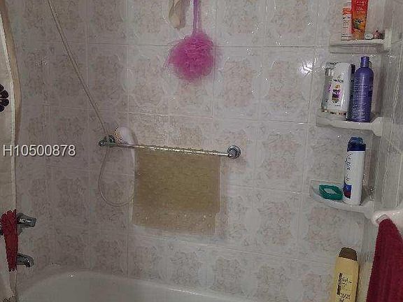 4th image of 121 NE 204th St APT 4