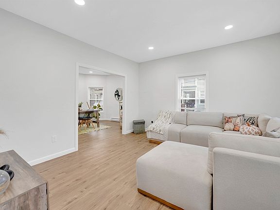 5th image of 276 Dickinson St