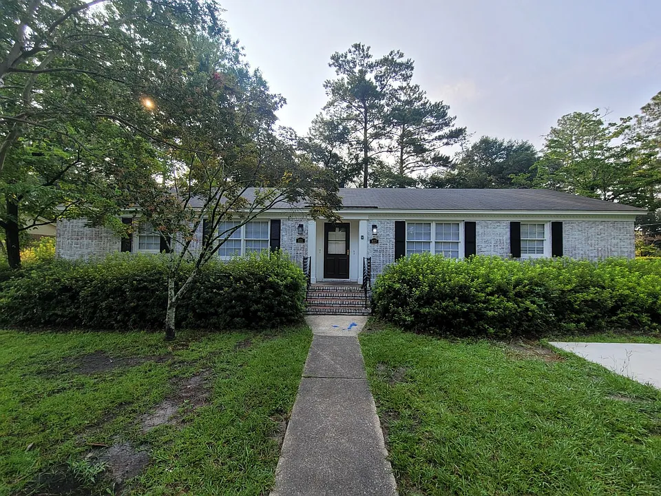 825 Montclair Dr