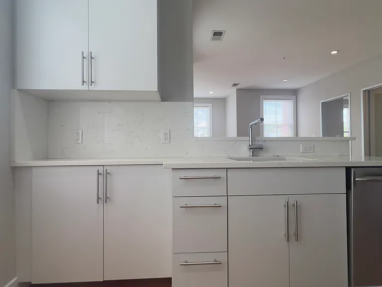 1209 G St SE #8 — Photo 16