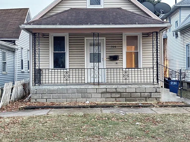 308 Bronson Ave — Photo 1