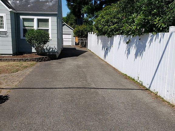 3rd image of 3310 Sunset Dr W