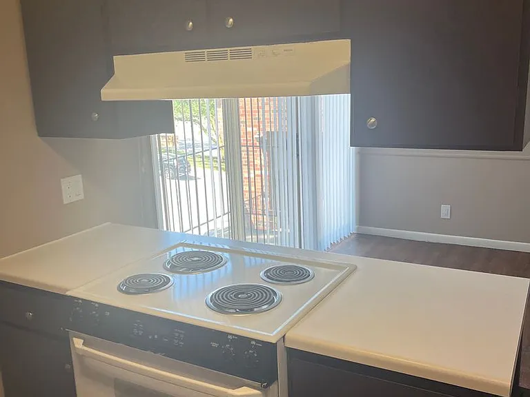 Bristol Square Apartments — Photo 81