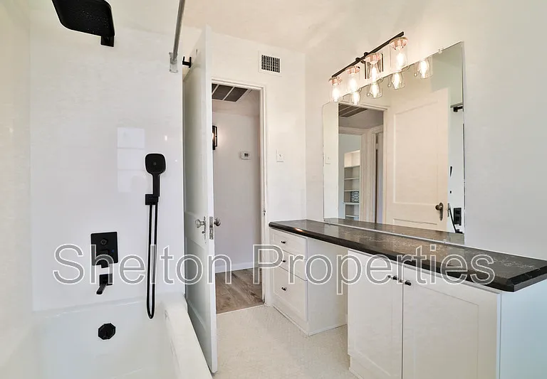 1802 N Laurel Ave — Photo 20