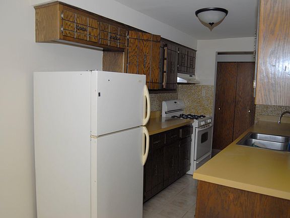 3rd image of 7000 W 87th St APT 3C