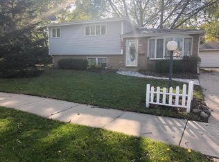 444 S Park St, Roselle, IL 60172