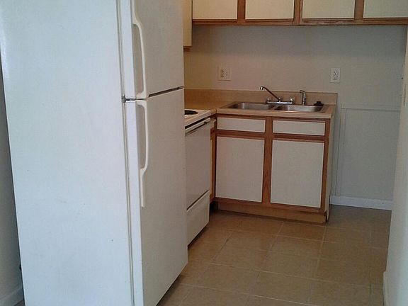 5th image of 518 Cherry Hill Dr APT A