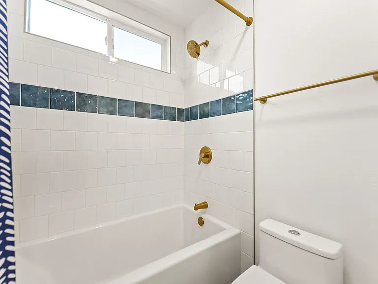 4329 Van Nuys Blvd — Photo 14