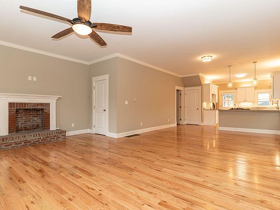 4th image of 2132 Woodbourne Ave
