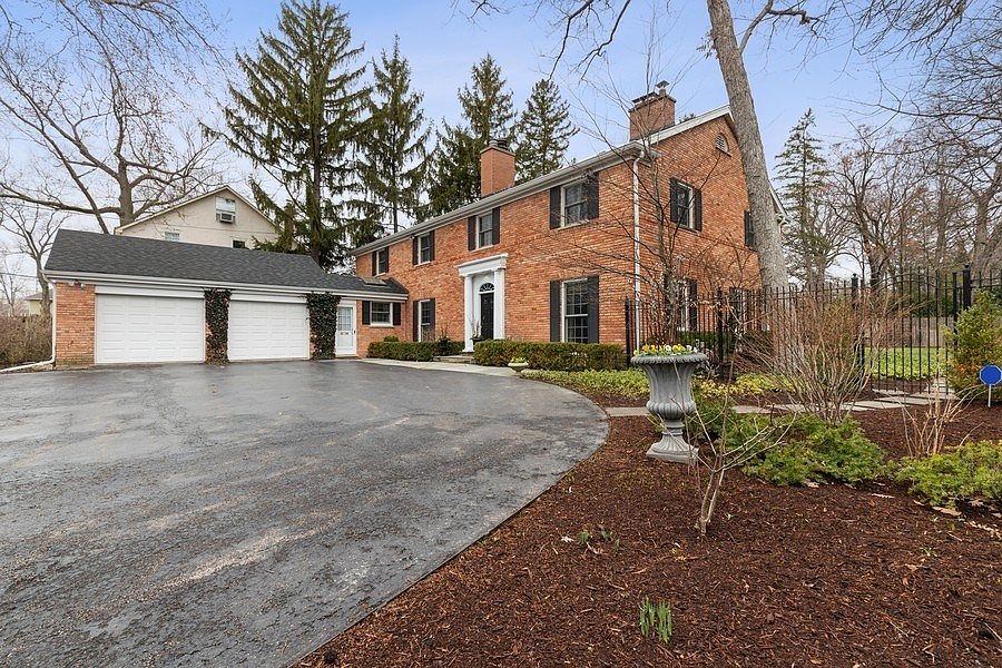 Welcome to 300 E Woodland Rd, Lake Forest!