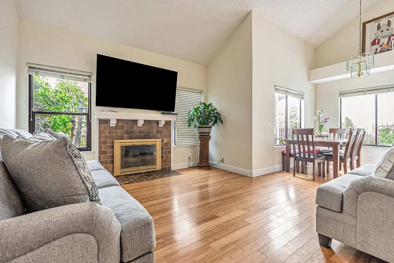 3 bed, 2.5 bath, 1415 sqft, $3,700 — Photo 3