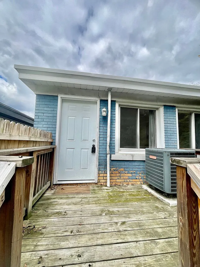 76 Holt Street — Photo 4