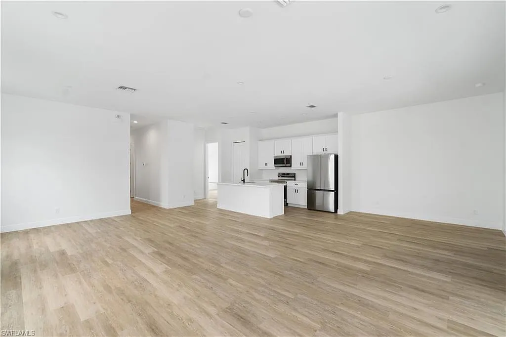 4 bed, 3.0 bath, 2200 sqft, $5,500 — Photo 3