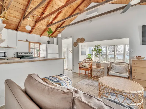 15450 & 15452 Percival Dr, Spirit Lake, IA 51360