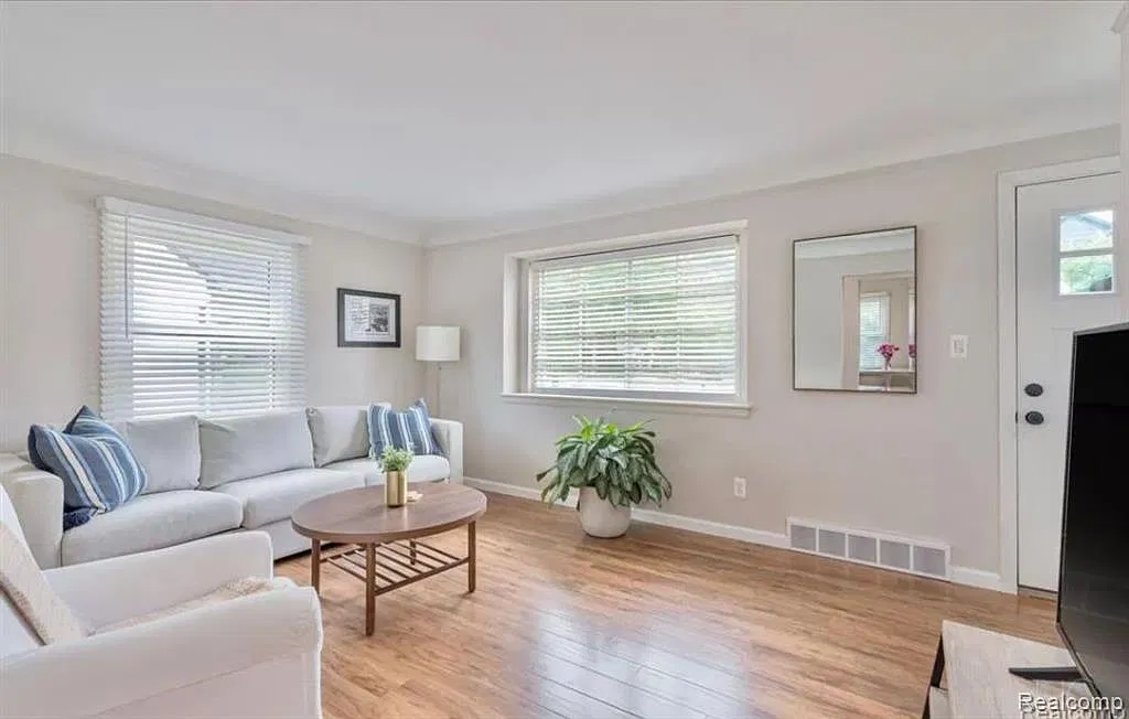 3 bed, 2.0 bath, 1434 sqft, $2,999 — Photo 2