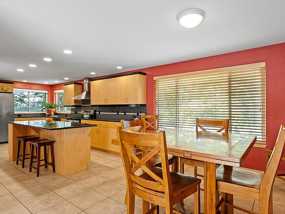 5th image of 242 Saint Ct
