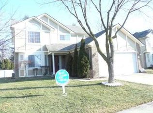 1974 Hartshorn Ave, Troy, MI
