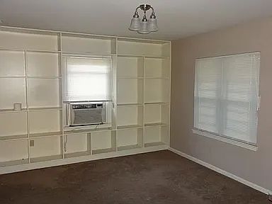 3rd image of 1605 W Short 17th St