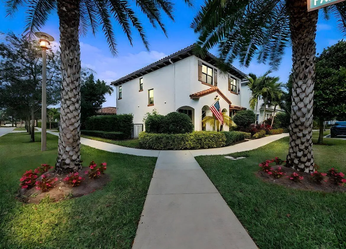 5 bed, 3.5 bath, 3063 sqft, $9,000 — Photo 2