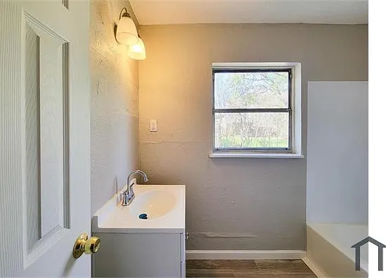 4 bed, $1,900 — Photo 4