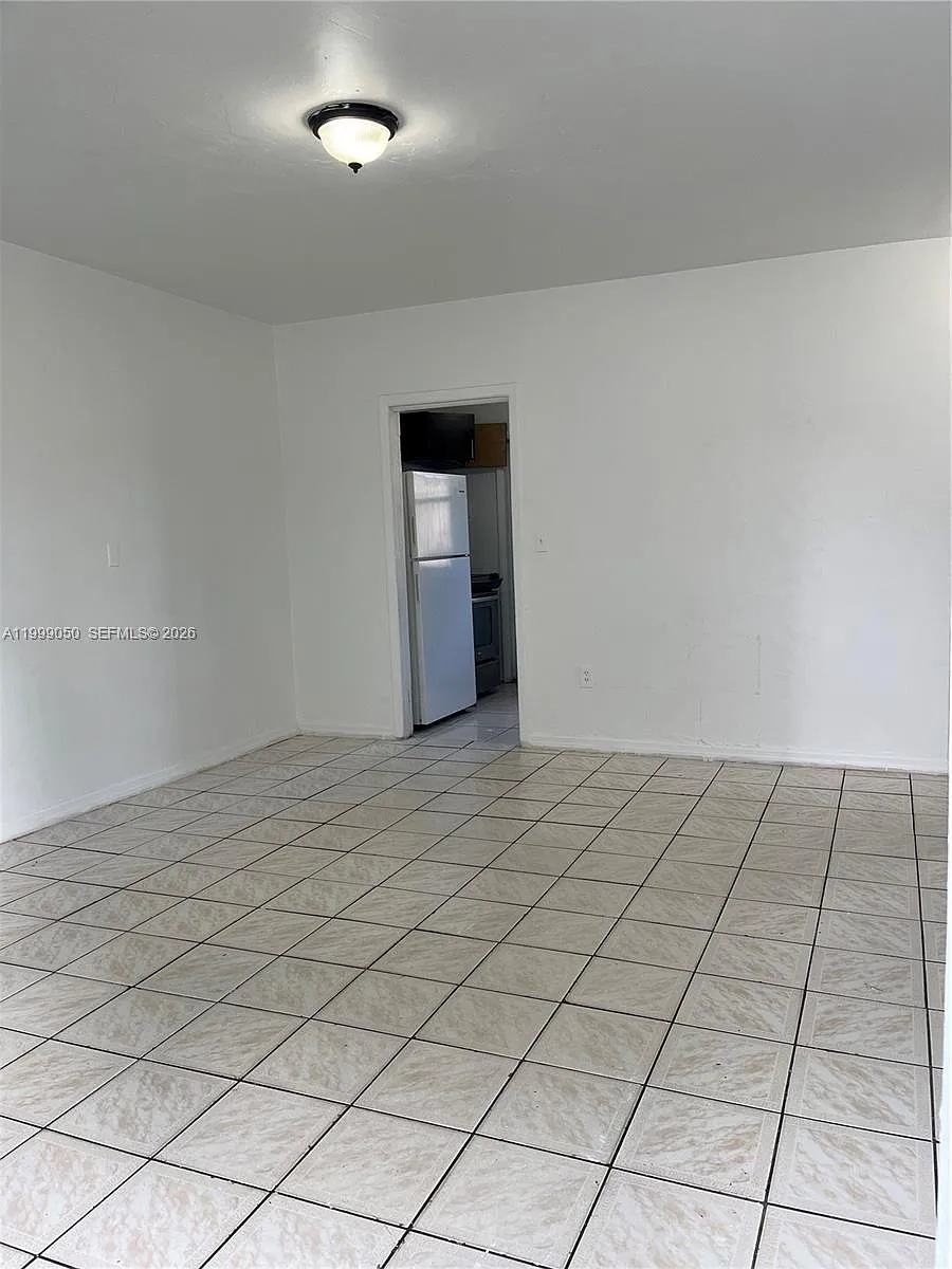 Building Photo - 14155 NE 14th Ave #C