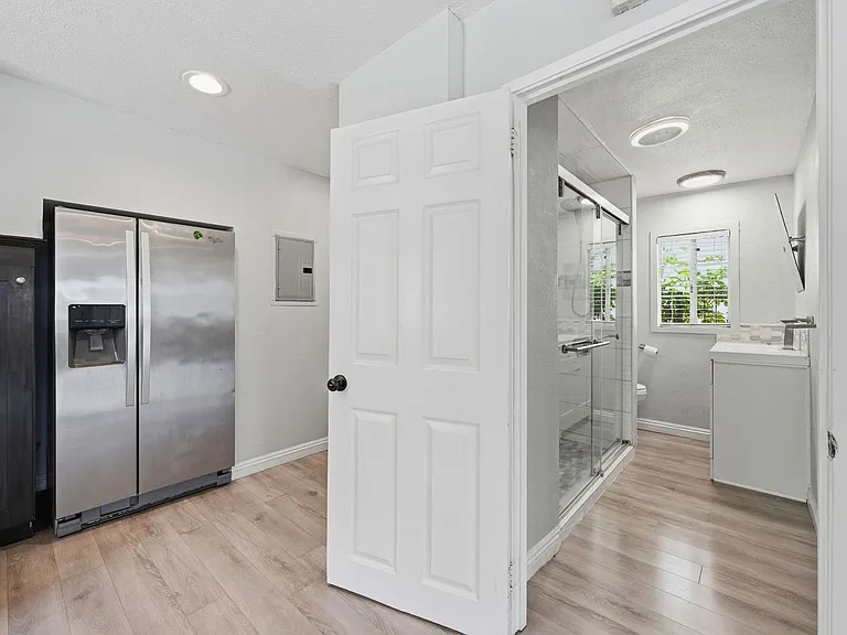 126 E Balboa Blvd — Photo 7