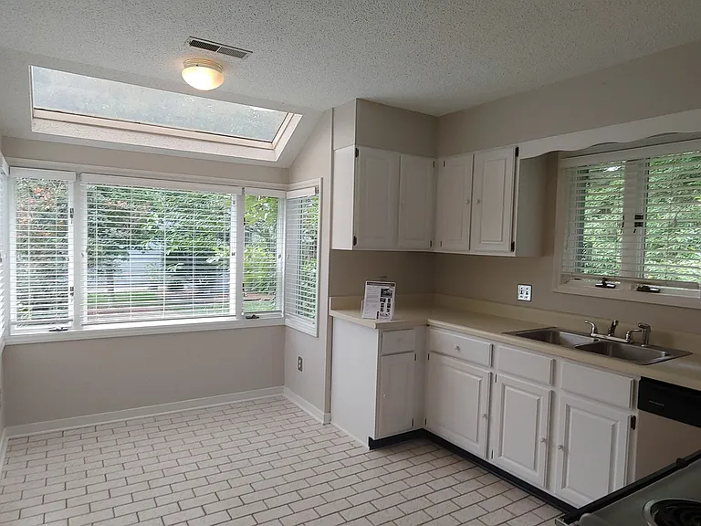 306F N Lindell Rd — Photo 3