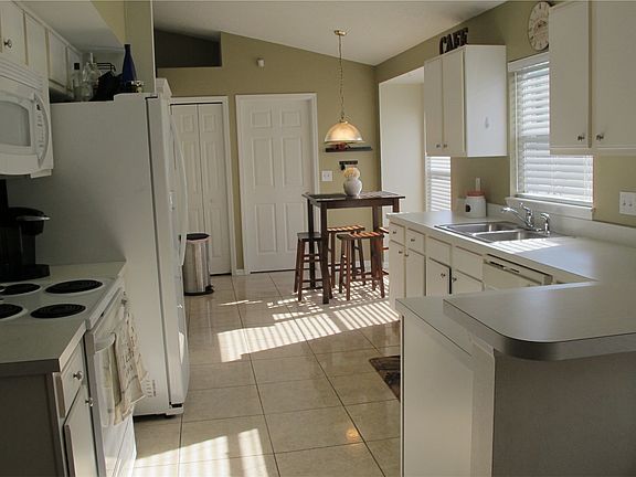 4th image of 906 Woodsong Way