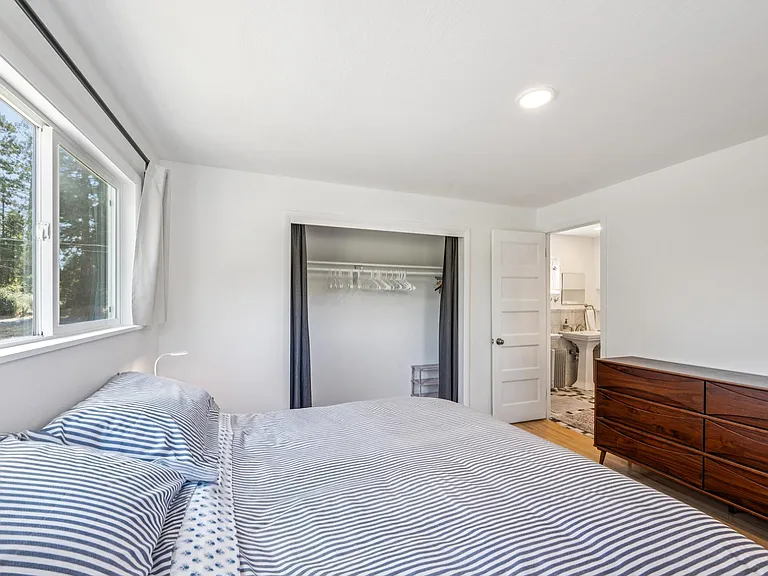 Upstairs bedroom, king bed
