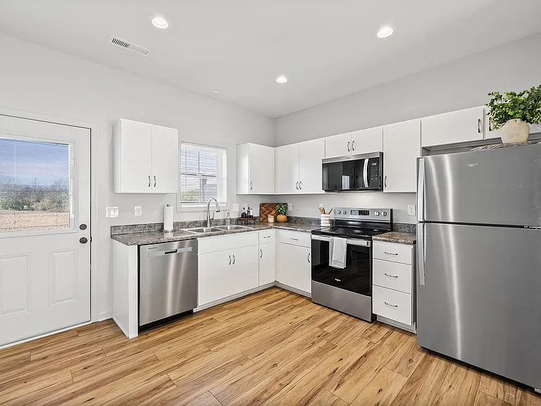 710 Sivley Rd — Photo 13